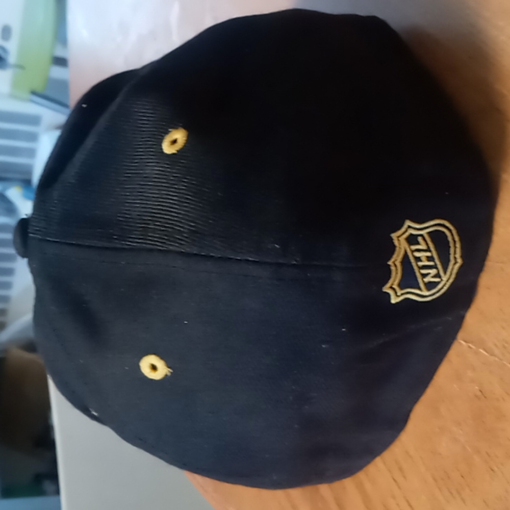 Bruins hat - Picture 7 of 10